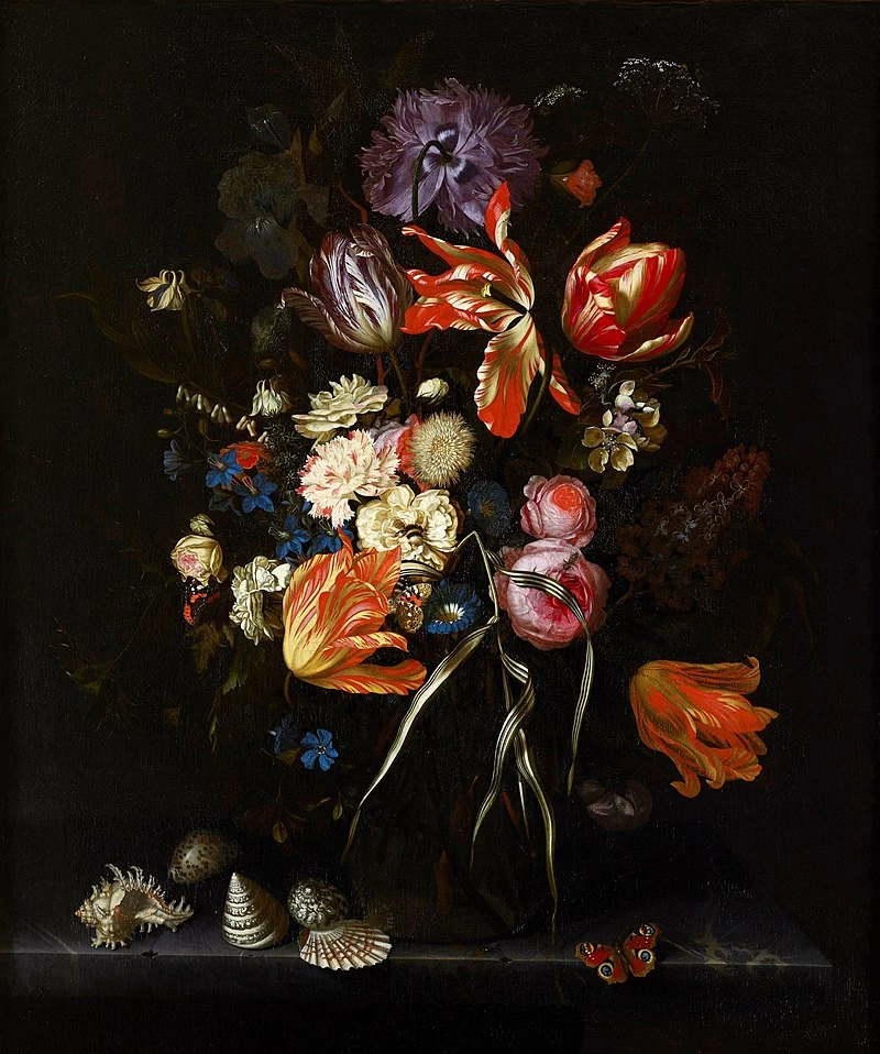 Bouquet di fiori in vaso di vetro e conchiglie